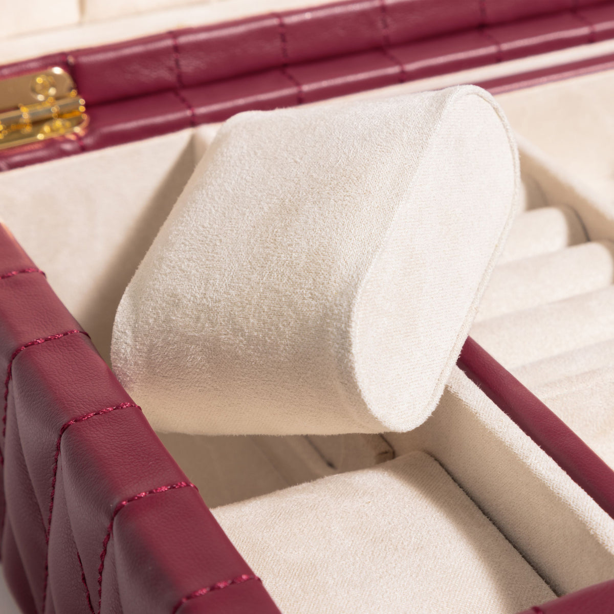 Boîte à bijoux matelassé Saphira bordeaux. Zoom sur le coussin à montre