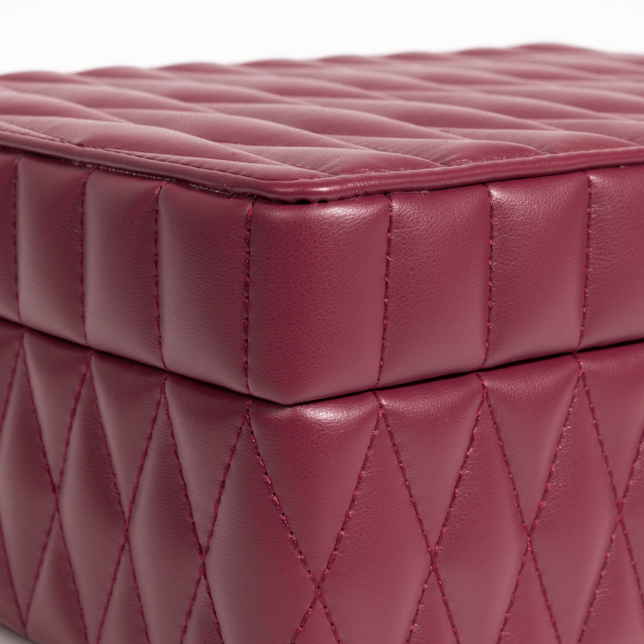 Boîte à bijoux matelassé Saphira bordeaux. Zoom sur le revêtement matellassé