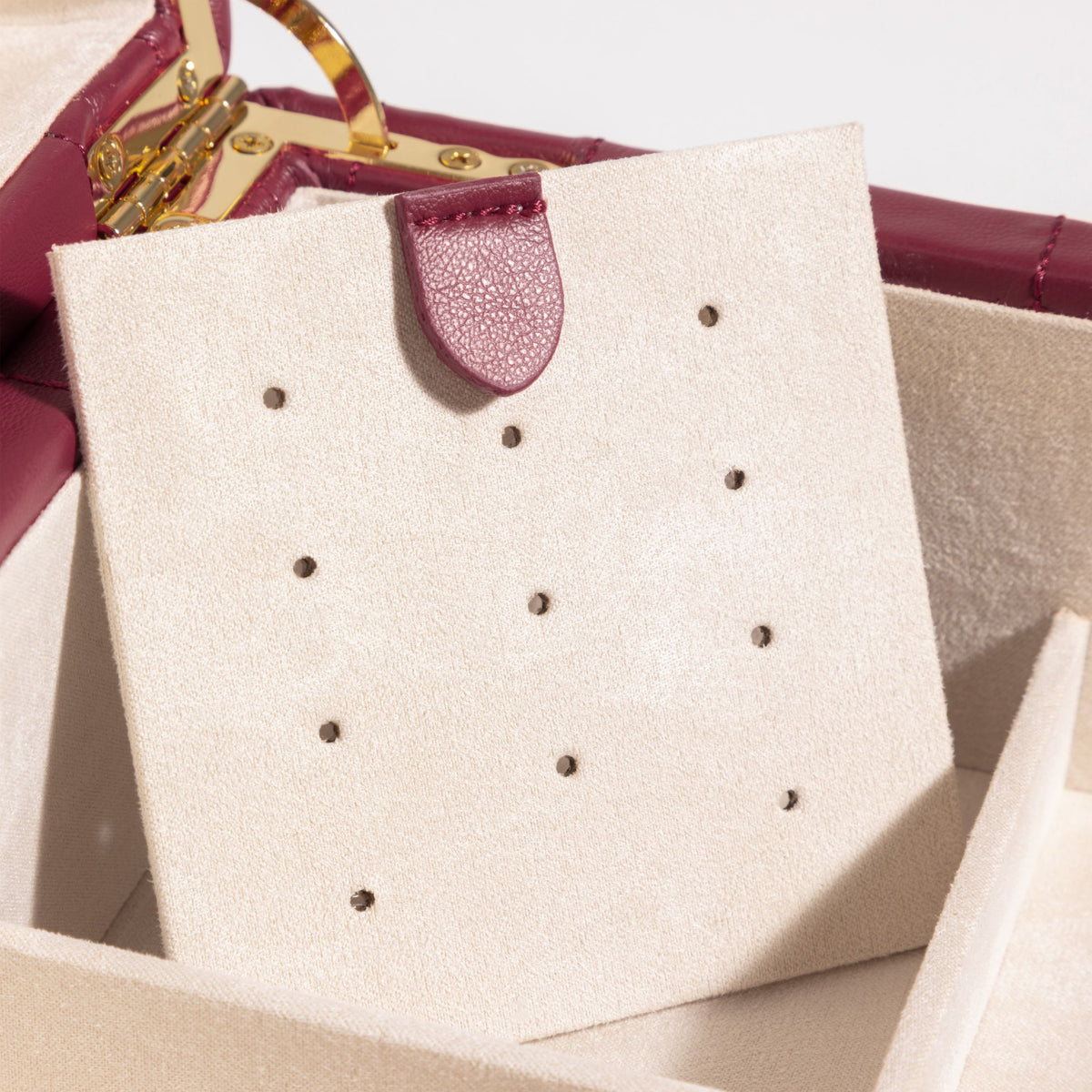 Boîte à bijoux matelassé Saphira bordeaux. Zoom sur le support à boucles d'oreille