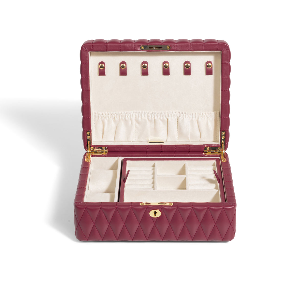 Boîte à bijoux matelassé Saphira bordeaux. Vue de face haut, la boîte à bijoux est ouverte et vide, et tous les compartiments amovibles et accessoires sont dans la boîte