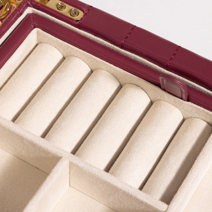 Boîte à bijoux matelassé Saphira bordeaux. Zoom sur le compartiment à bague
