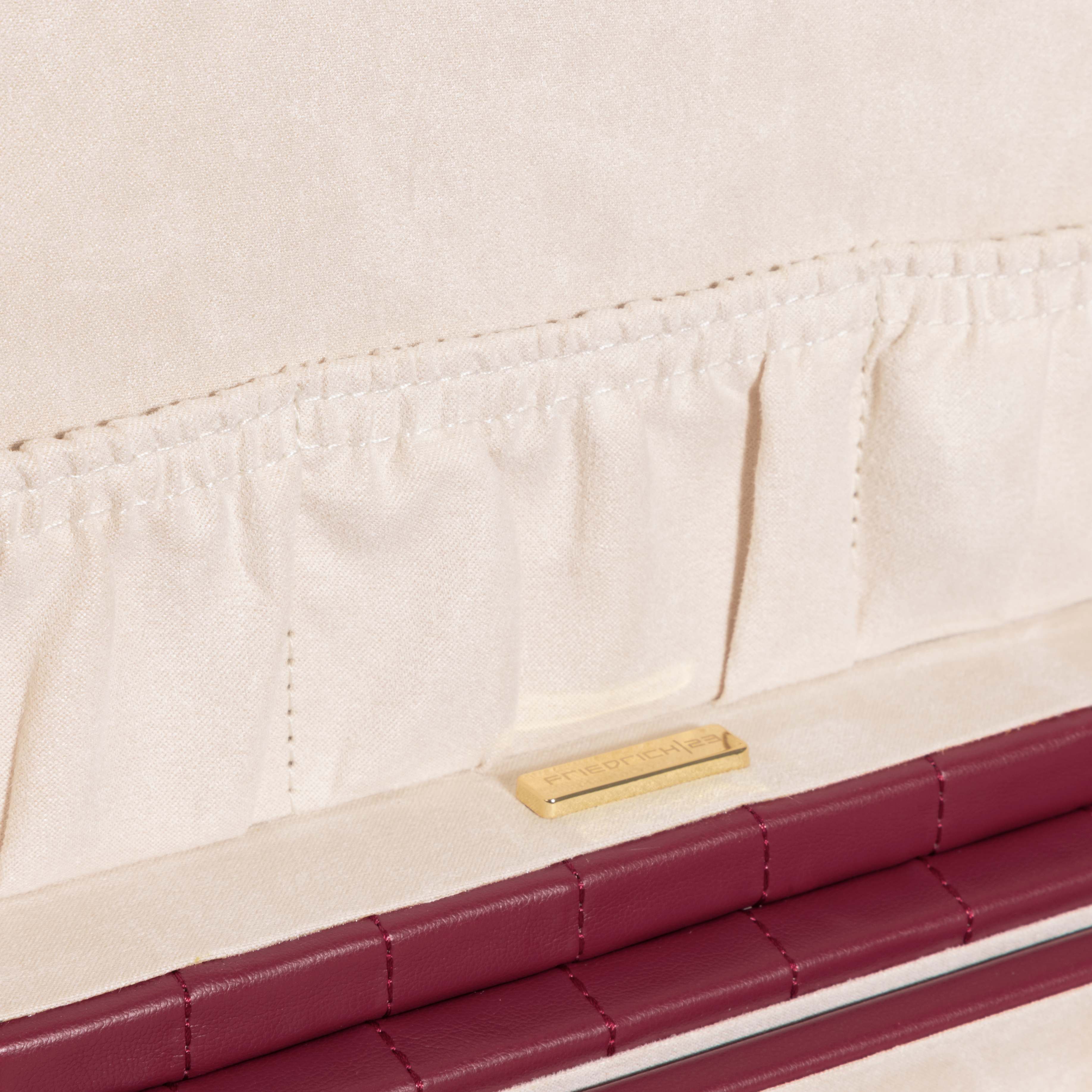 Boîte à bijoux matelassé Saphira bordeaux. Zoom sur la poche intérieure