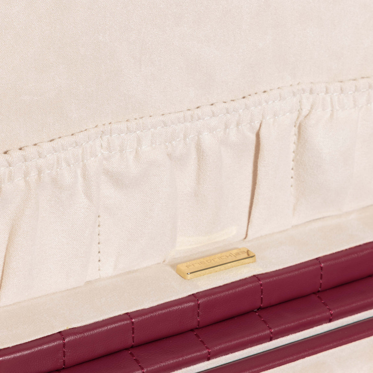 Boîte à bijoux matelassé Saphira bordeaux. Zoom sur la poche intérieure