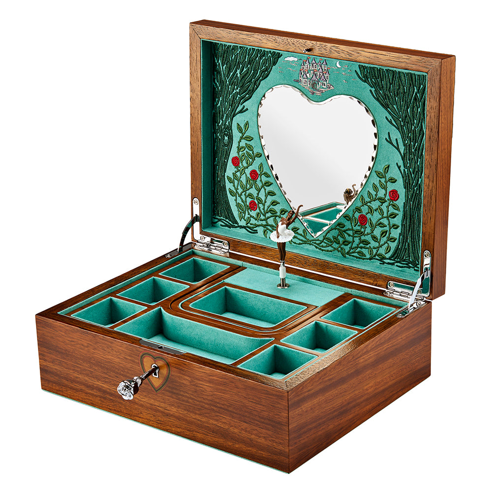 Vue transverse ouverte de la boîte à bijoux musicale en bois de la collection Ballet de Wolf 1834, avec ballerine femme à la peau foncé -  Modèle Belle au bois dormant & Valse de Tchaïkovski