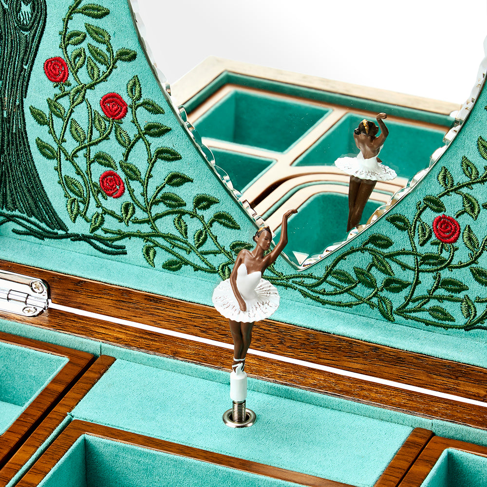 Zoom sur la ballerine à la peau foncée de la boîte à bijoux musicale en bois de la collection Ballet de Wolf 1834 -  Modèle Belle au bois dormant & Valse de Tchaïkovski