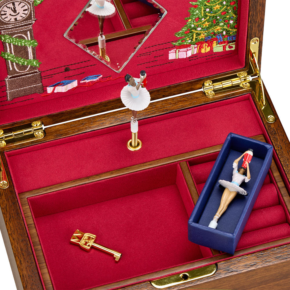 Vue d'en haut de la boîte à bijoux musicale en bois de la collection Ballet de Wolf 1834, avec les deux modèles de ballerine (peau claire, peau foncée) et la clé du coffret - Modèle Casse-Noisette & Danse de la Fée Dragée de Tchaïkovski