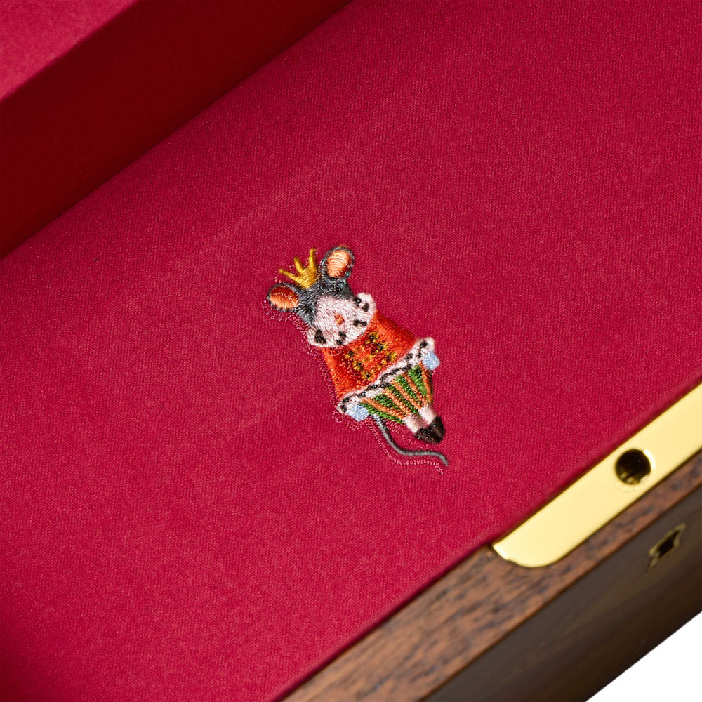Zoom sur la broderie souris de la boîte à bijoux musicale en bois de la collection Ballet de Wolf 1834 - Modèle Casse-Noisette & Danse de la Fée Dragée de Tchaïkovski