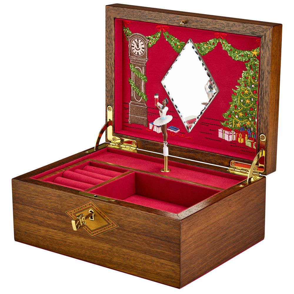 Vue transverse ouverte de la boîte à bijoux musicale en bois de la collection Ballet de Wolf 1834, avec ballerine femme à la peau foncé - Modèle Casse-Noisette & Danse de la Fée Dragée de Tchaïkovski