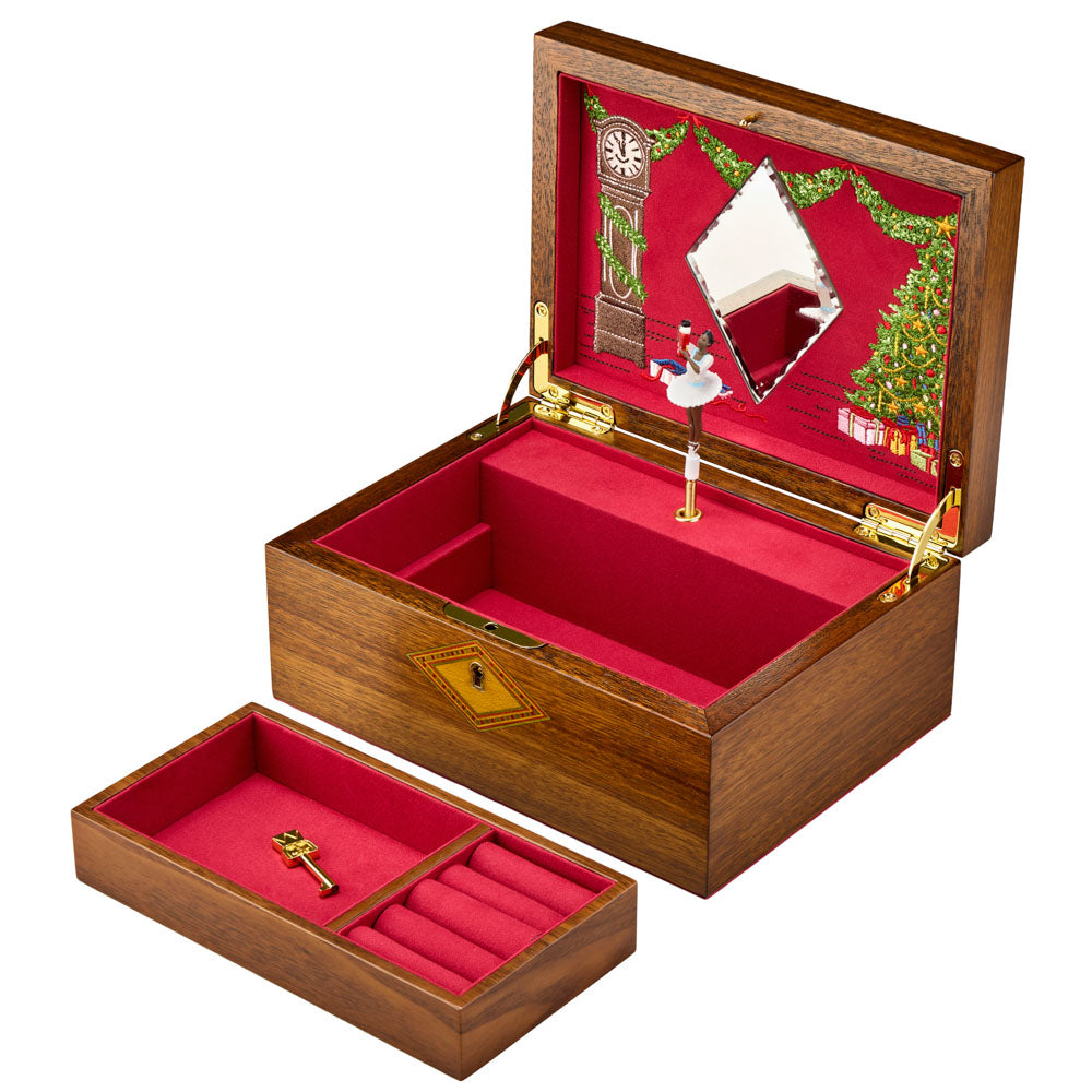 Vue transverse ouverte de la boîte à bijoux musicale en bois de la collection Ballet de Wolf 1834, avec ballerine femme à la peau foncée et mise en évidence du plateau amovible et de la clé - Modèle Casse-Noisette & Danse de la Fée Dragée de Tchaïkovski