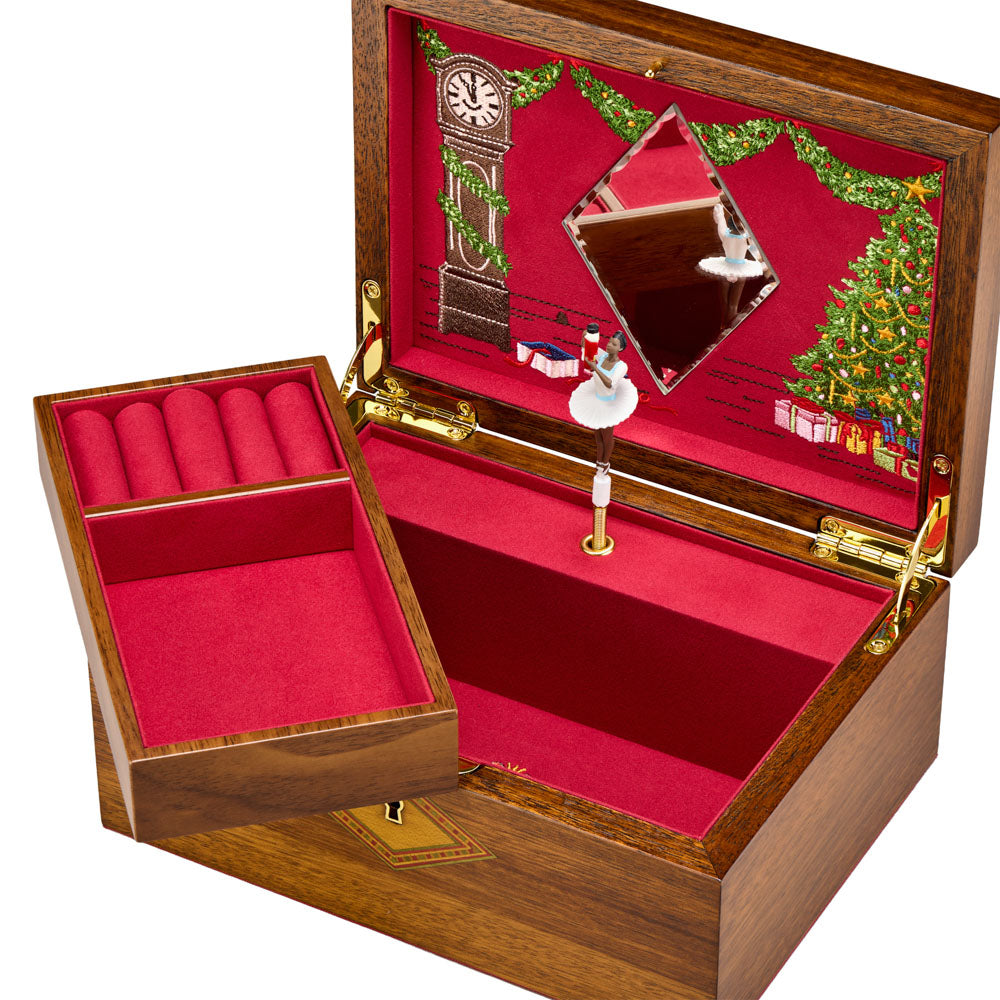 Vue transverse ouverte de la boîte à bijoux musicale en bois de la collection Ballet de Wolf 1834, avec ballerine femme à la peau foncée et mise en évidence du plateau amovible - Modèle Casse-Noisette & Danse de la Fée Dragée de Tchaïkovski