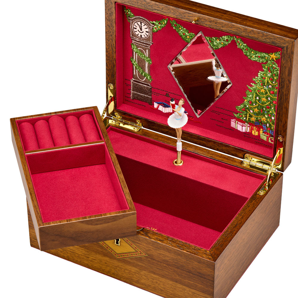 Vue transverse ouverte de la boîte à bijoux musicale en bois de la collection Ballet de Wolf 1834, avec ballerine femme à la peau claire et mise en évidence du plateau amovible - Modèle Casse-Noisette & Danse de la Fée Dragée de Tchaïkovski