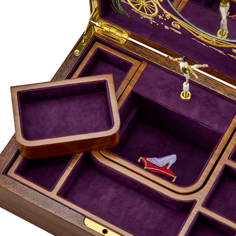 Zoom sur les compartiments amovibles et les broderies de la boîte à bijoux musicale en bois de la collection Ballet de Wolf 1834 -  Modèle Cendrillon - Musique Valse des Fleurs de Tchaïkovsky