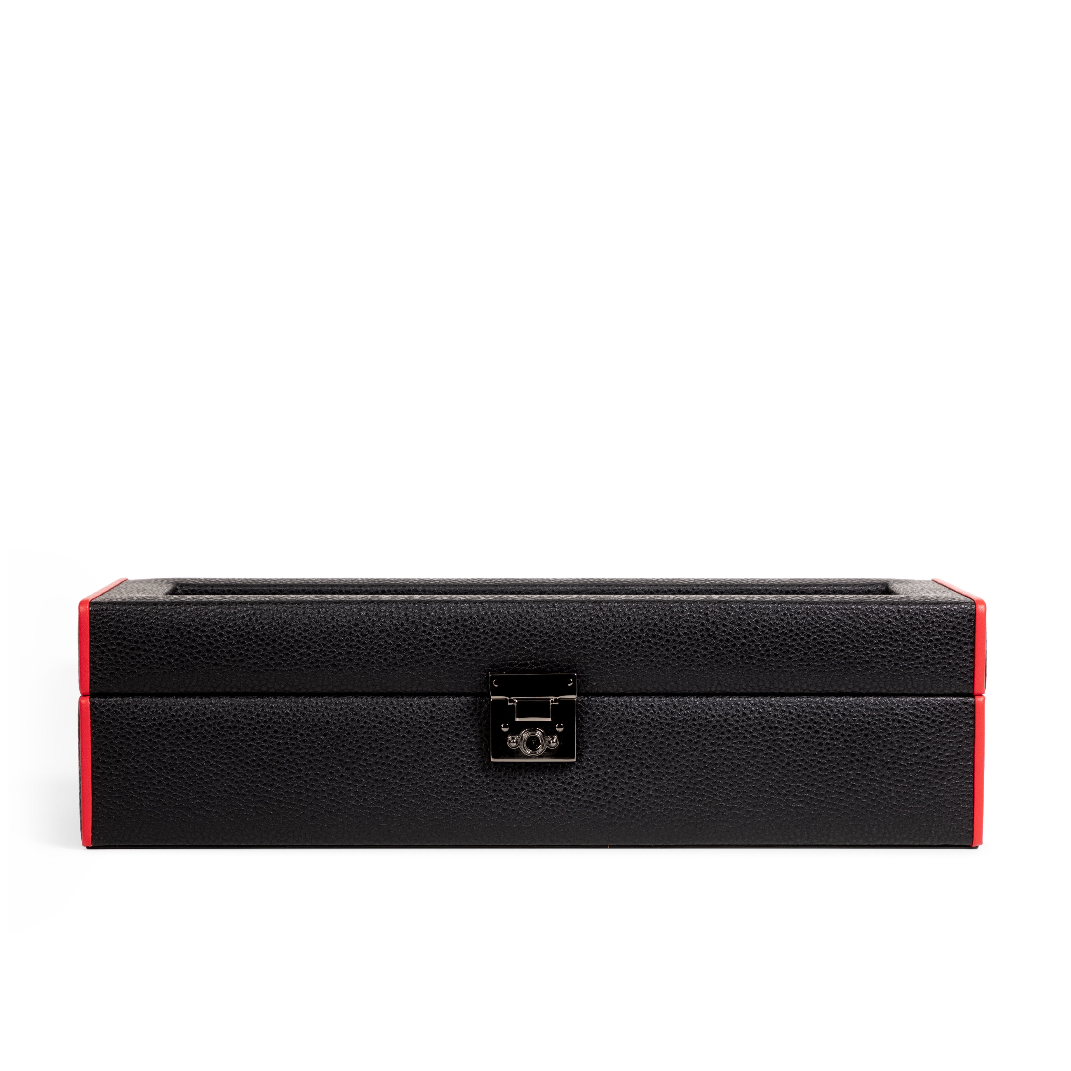 Boîte à montre vitrée en cuir noir avec passepoil rouge Maranello, cinq emplacements. Vue fermée de face sur fond blanc