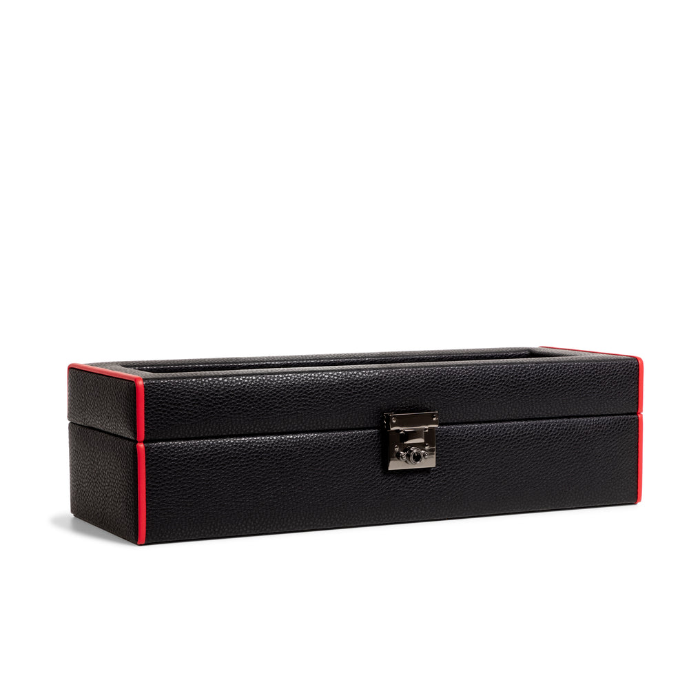 Boîte à montre vitrée en cuir noir avec passepoil rouge Maranello, cinq emplacements. Vue fermée de face transverse sur fond blanc