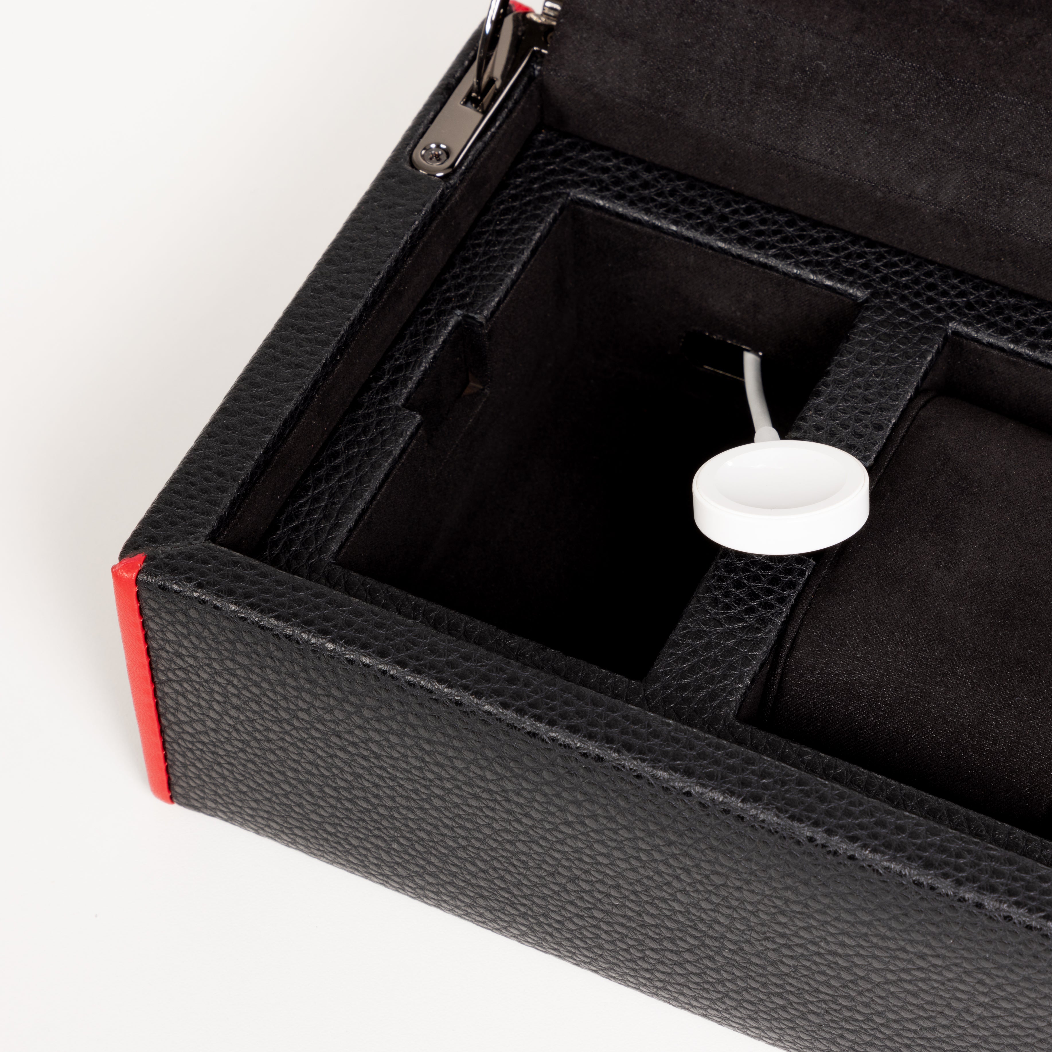 Boîte à montre vitrée en cuir noir avec passepoil rouge Maranello, cinq emplacements. Zoom sur le passage de cable pour montre connectée