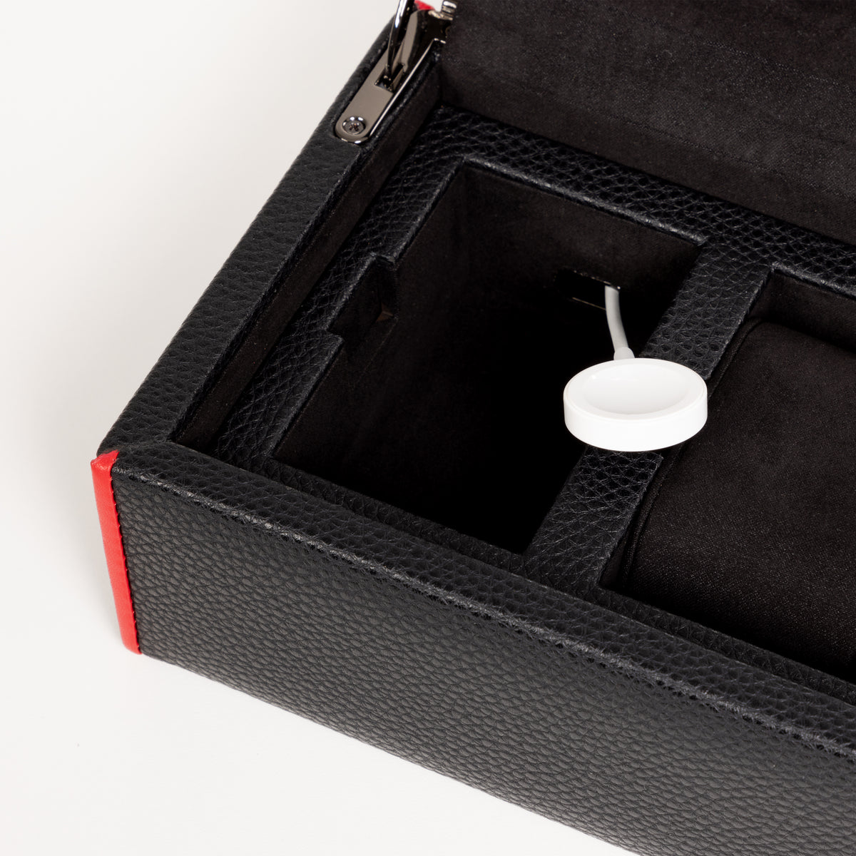 Boîte à montre vitrée en cuir noir avec passepoil rouge Maranello, cinq emplacements. Zoom sur le passage de cable pour montre connectée
