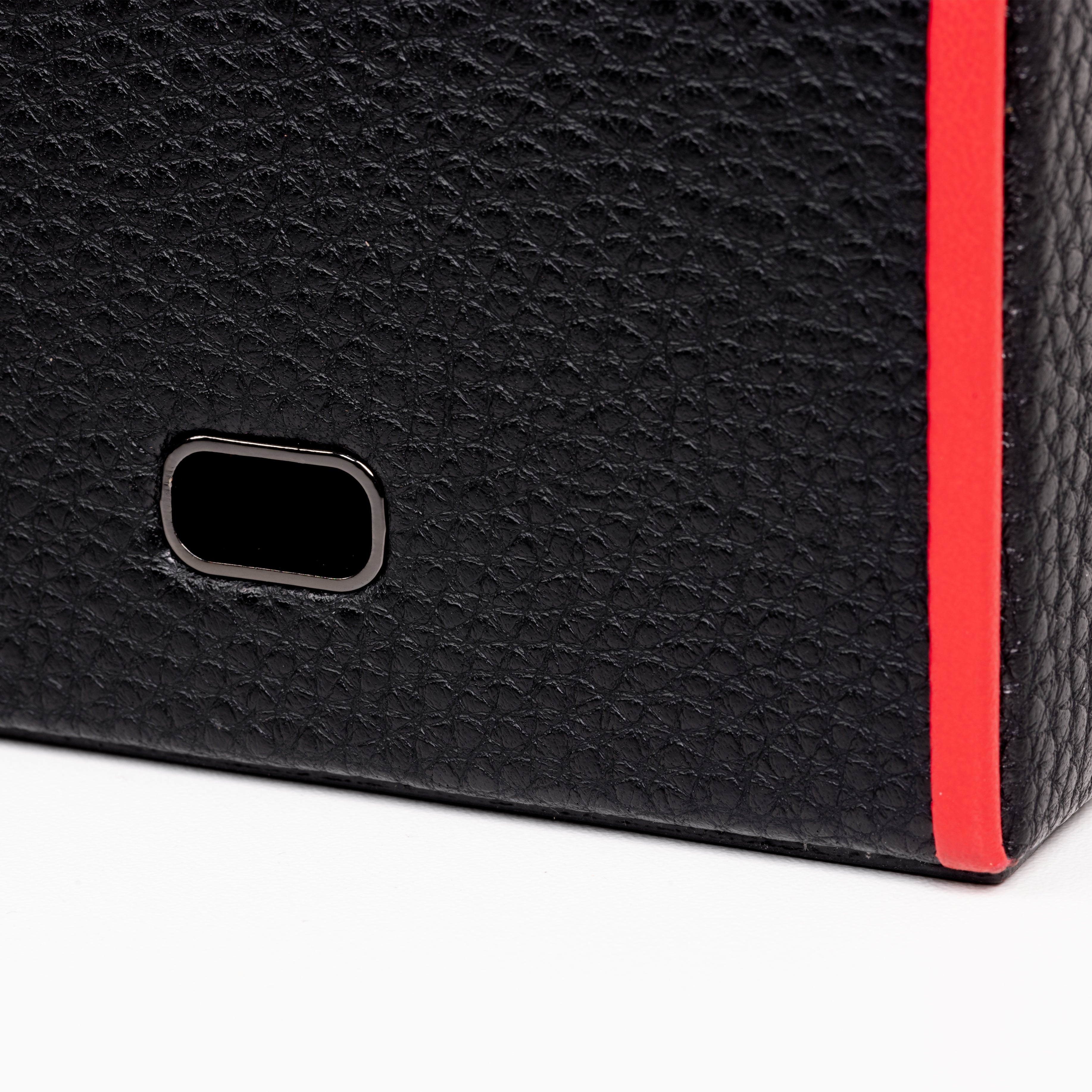 Boîte à montre vitrée en cuir noir avec passepoil rouge Maranello, cinq emplacements. Zoom sur le passage de cable pour montre connectée