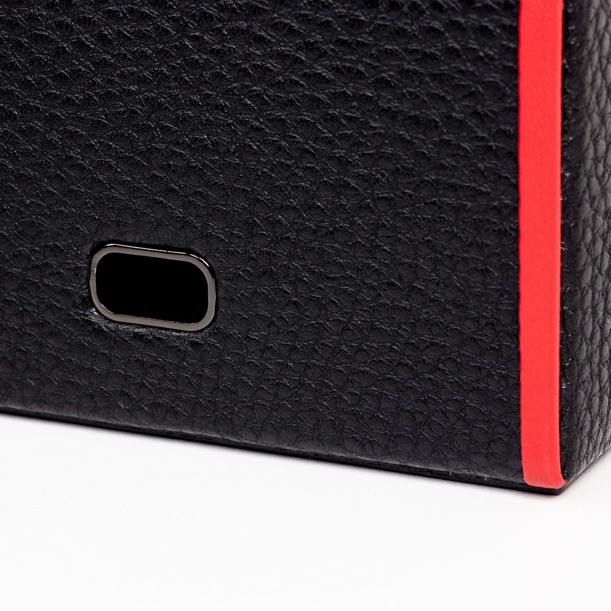 Boîte à montre vitrée en cuir noir avec passepoil rouge Maranello, cinq emplacements. Zoom sur le passage de cable pour montre connectée