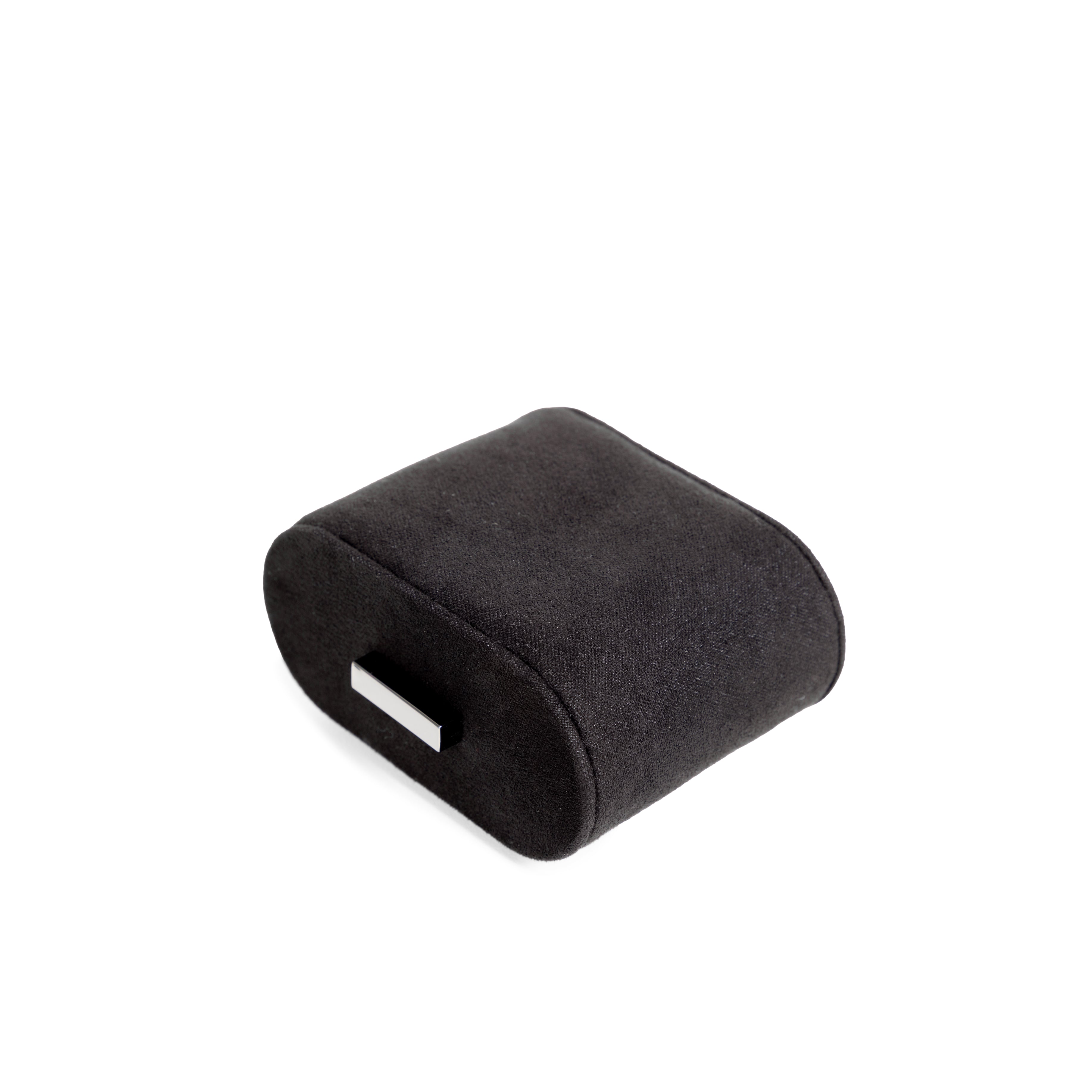 Boîte à montre vitrée en cuir noir avec passepoil rouge Maranello, cinq emplacements. Zoom sur un coussin de support à montre avec structure intérieure métallique