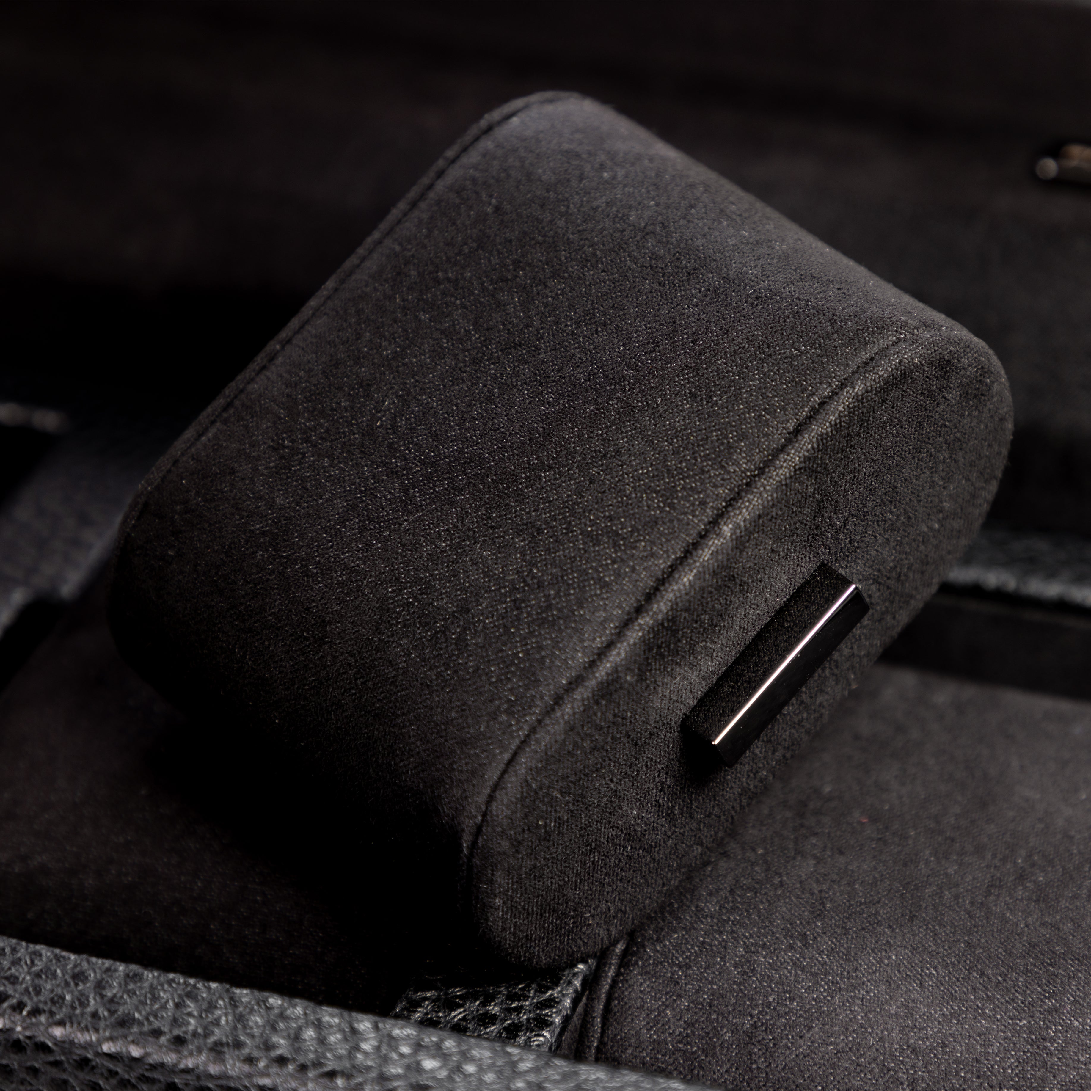 Boîte à montre vitrée en cuir noir avec passepoil rouge Maranello, cinq emplacements. Zoom sur les coussins de support à montre avec structure intérieure métallique