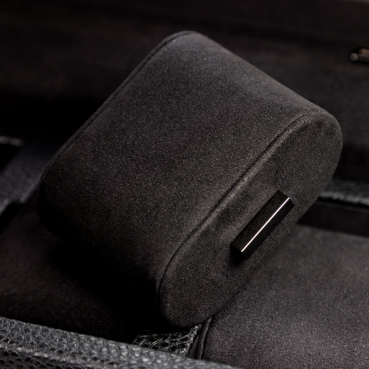 Boîte à montre vitrée en cuir noir avec passepoil rouge Maranello, cinq emplacements. Zoom sur les coussins de support à montre avec structure intérieure métallique