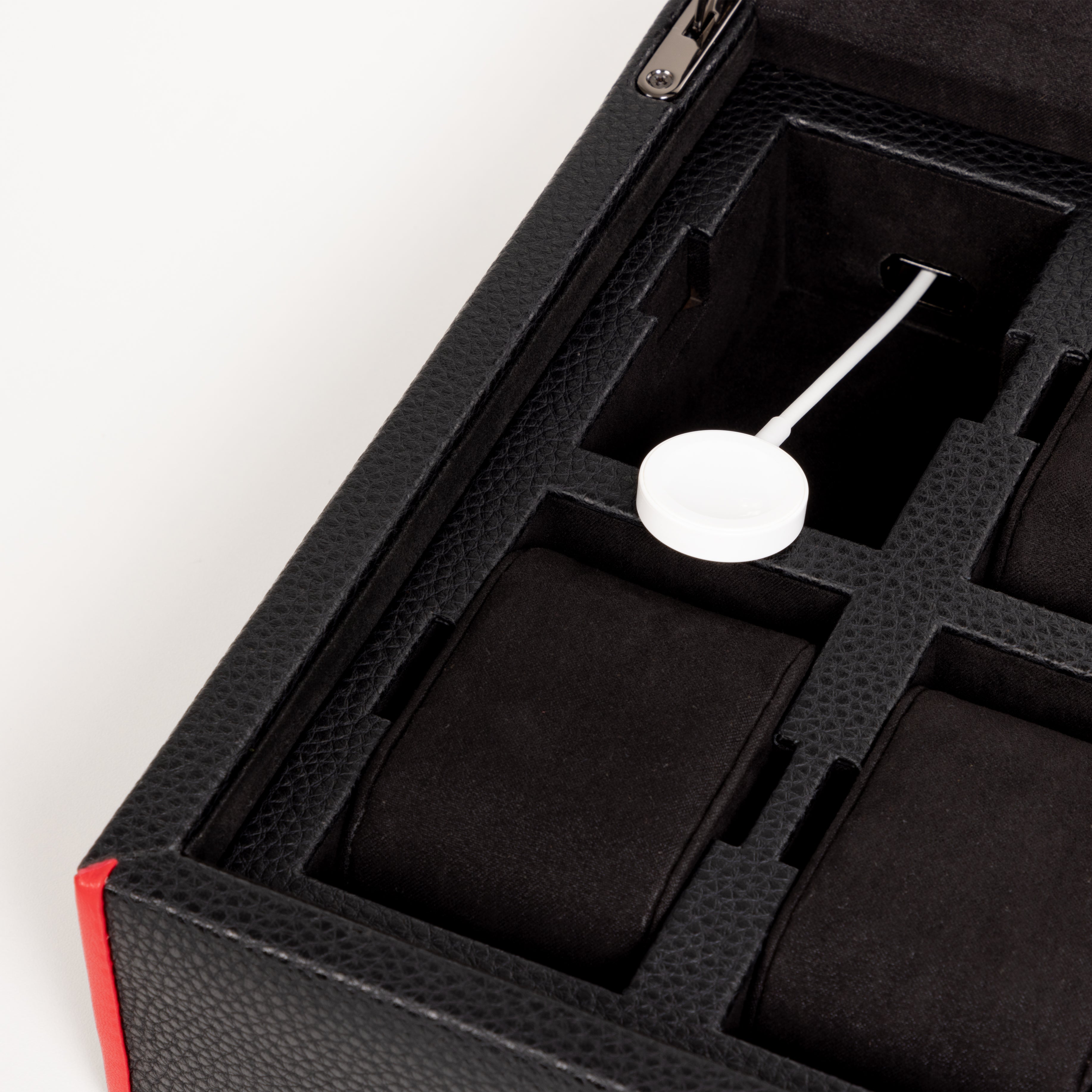 Boîte à montre vitrée en cuir noir avec passepoil rouge Maranello, dix emplacements. Zoom sur l'ouverture pour passage de cable de recharge de montre connectée