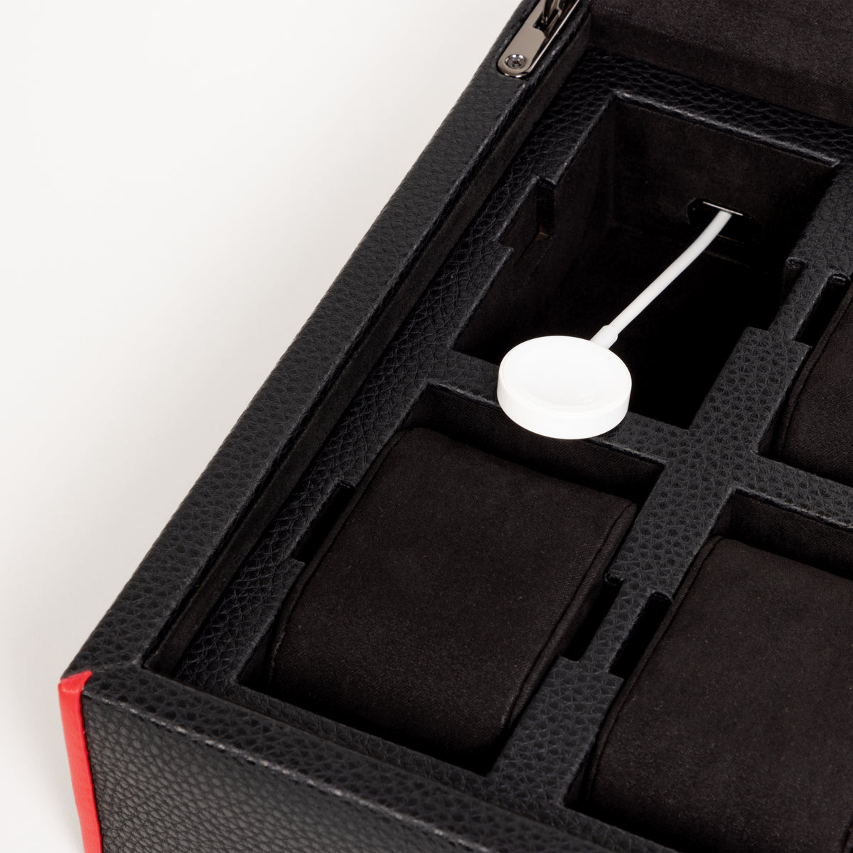 Boîte à montre vitrée en cuir noir avec passepoil rouge Maranello, dix emplacements. Zoom sur l'ouverture pour passage de cable de recharge de montre connectée