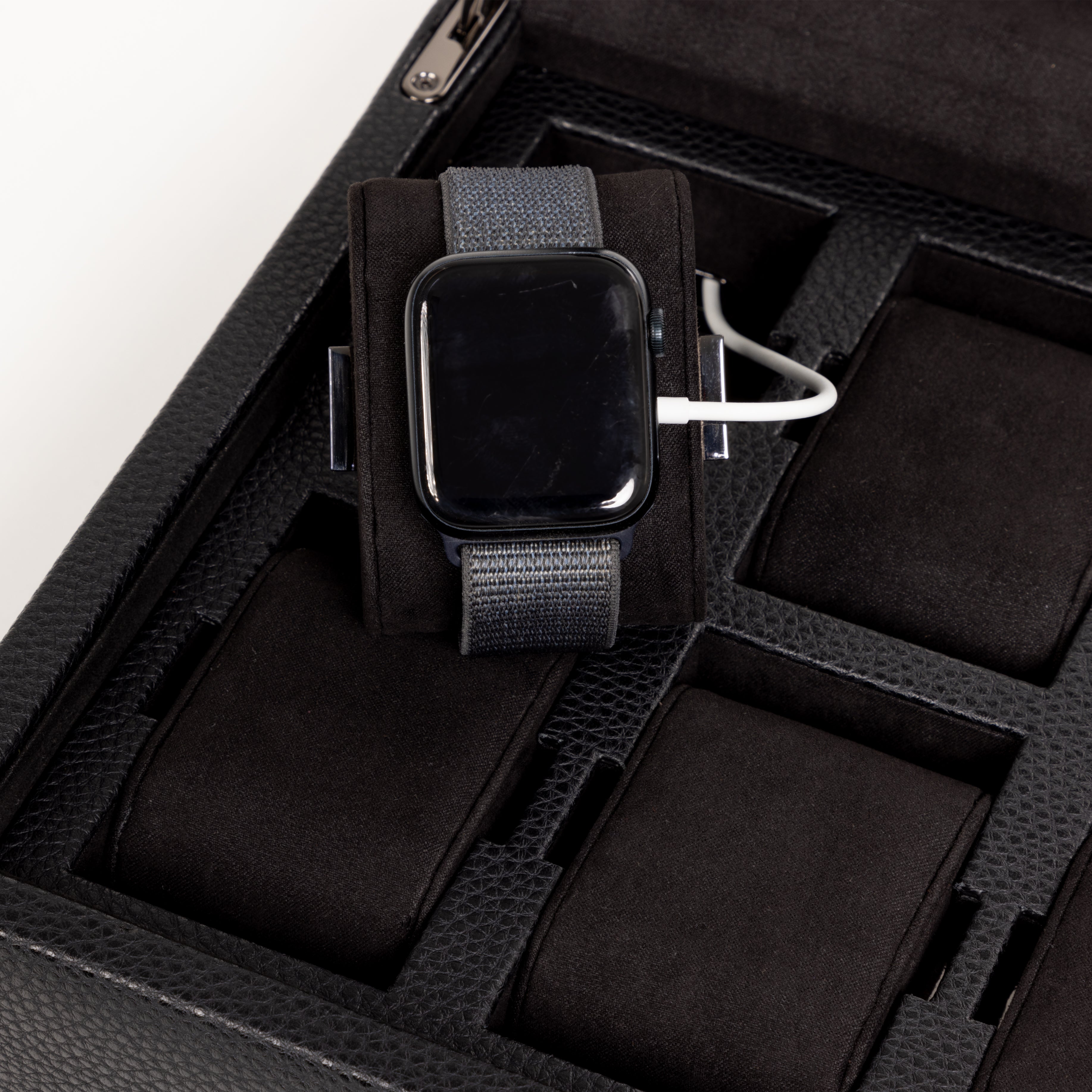 Boîte à montre vitrée en cuir noir avec passepoil rouge Maranello, dix emplacements. Zoom sur un coussin de support pour montre connectée