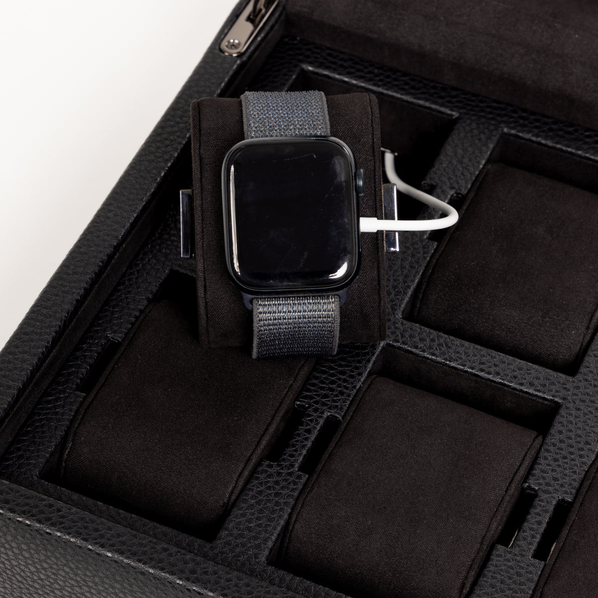 Boîte à montre vitrée en cuir noir avec passepoil rouge Maranello, dix emplacements. Zoom sur un coussin de support pour montre connectée