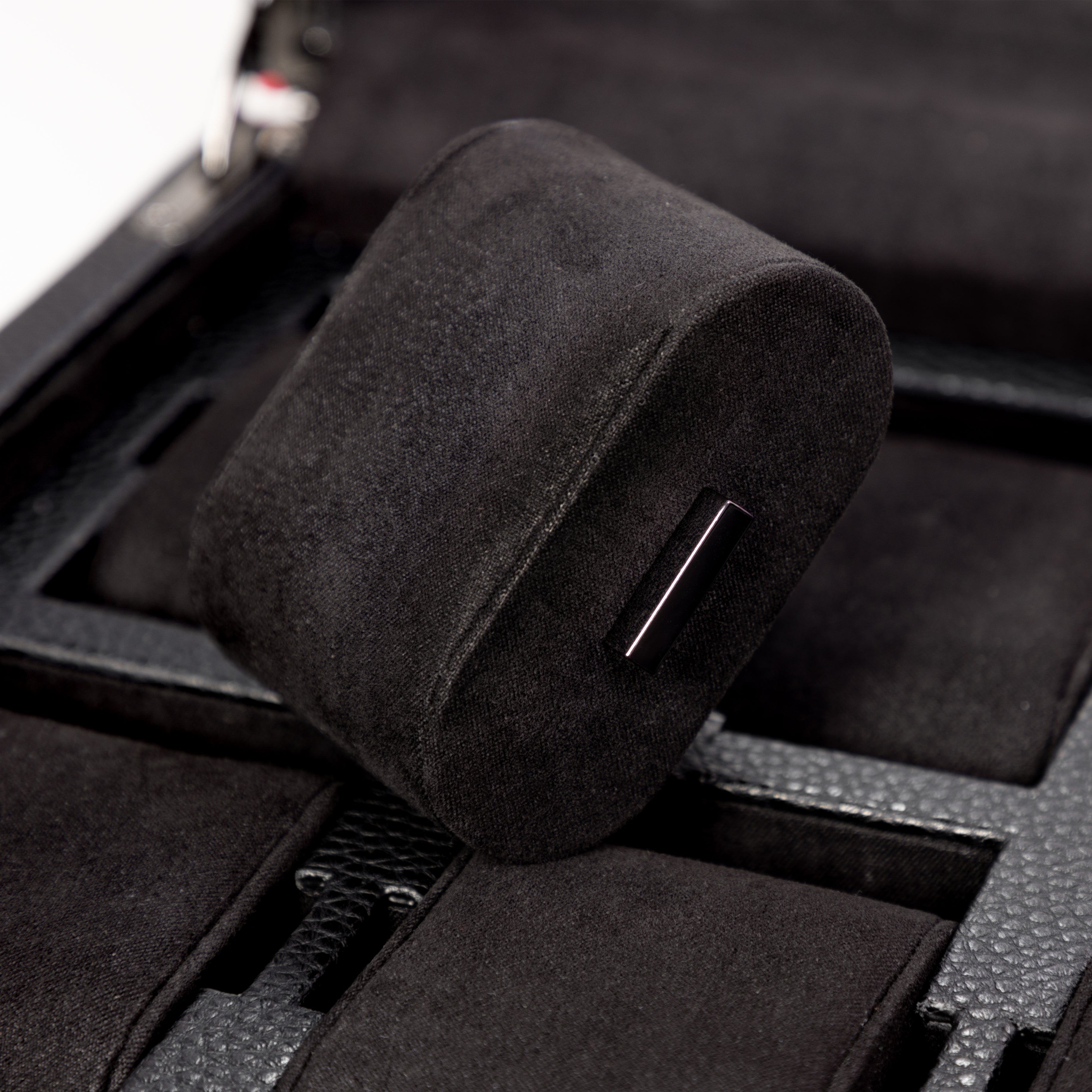 Boîte à montre vitrée en cuir noir avec passepoil rouge Maranello, dix emplacements. Zoom sur le coussin avec structure métallique
