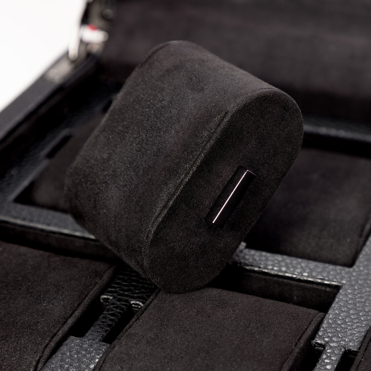 Boîte à montre vitrée en cuir noir avec passepoil rouge Maranello, dix emplacements. Zoom sur le coussin avec structure métallique