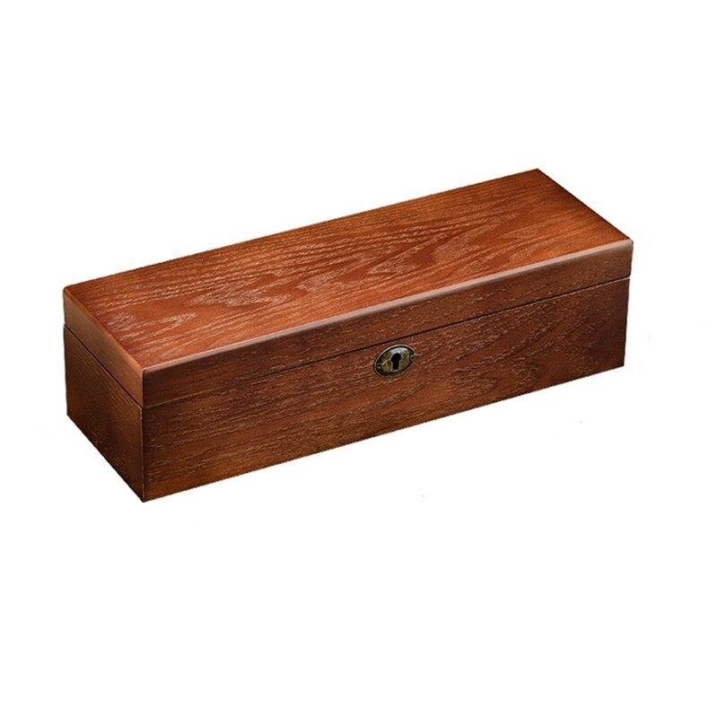 Boite de rangement à montres en bois brun, de forme rectangulaire, avec un grain de bois visible et une fermeture métallique centrale en forme de serrure