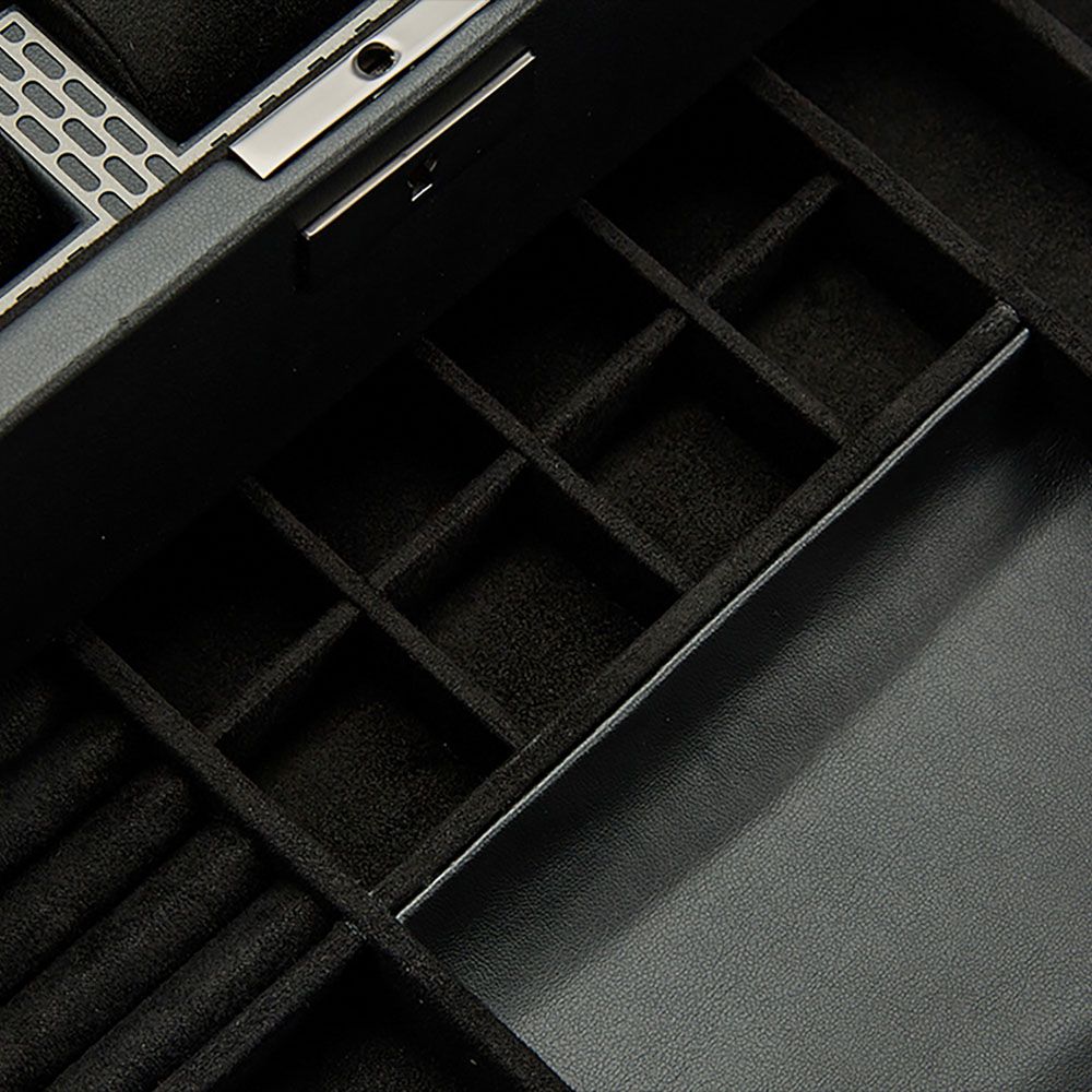 Gros plan sur les compartiments du tiroir de la boîte à montres Wolf Axis, avec finitions velours noires