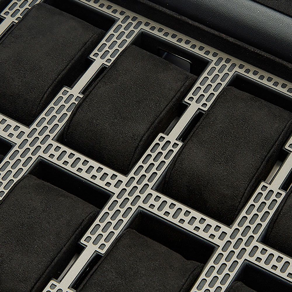 Gros plan sur la grille cuivrée décorative et les coussins noirs de la boîte à montres Wolf Axis