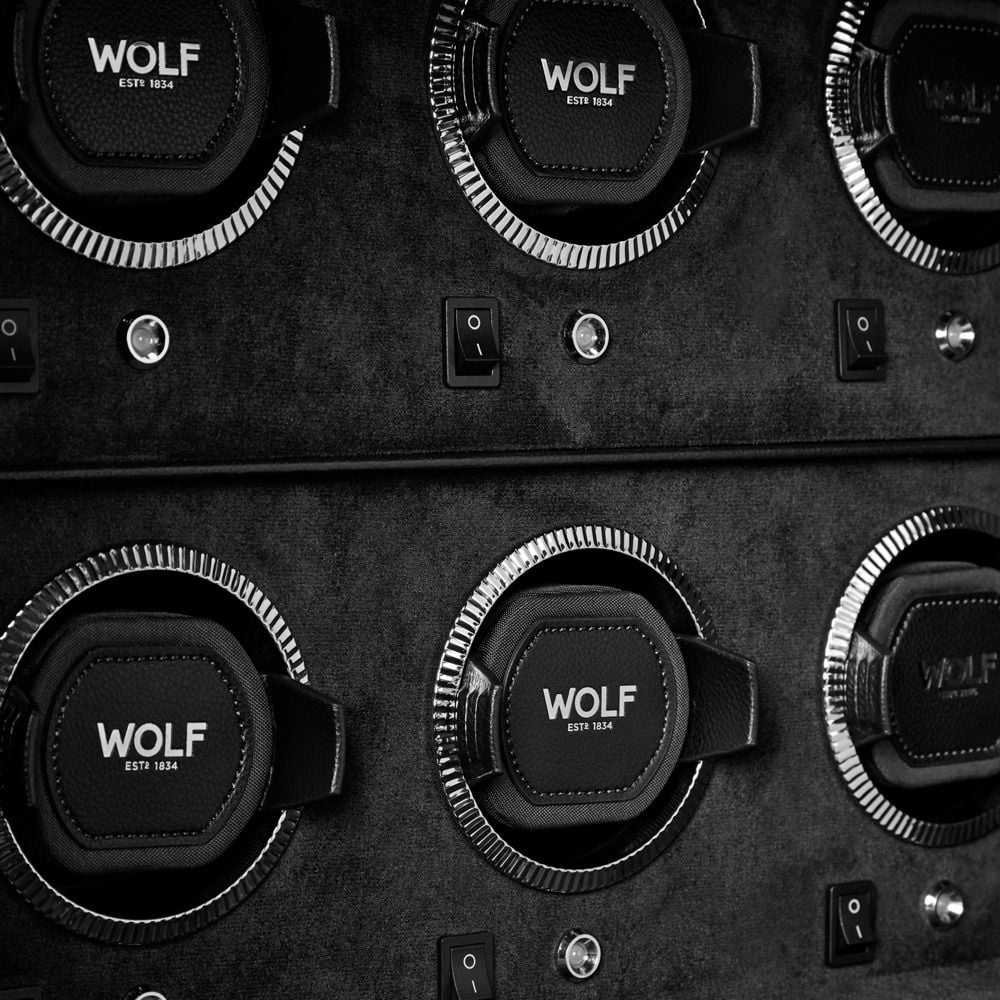Coffre fort biométrique et remontoir huit emplacements de la collection The Den, manufacture Wolf 1834, coloris noir. Zoom sur les emplacements des remontoirs à montre