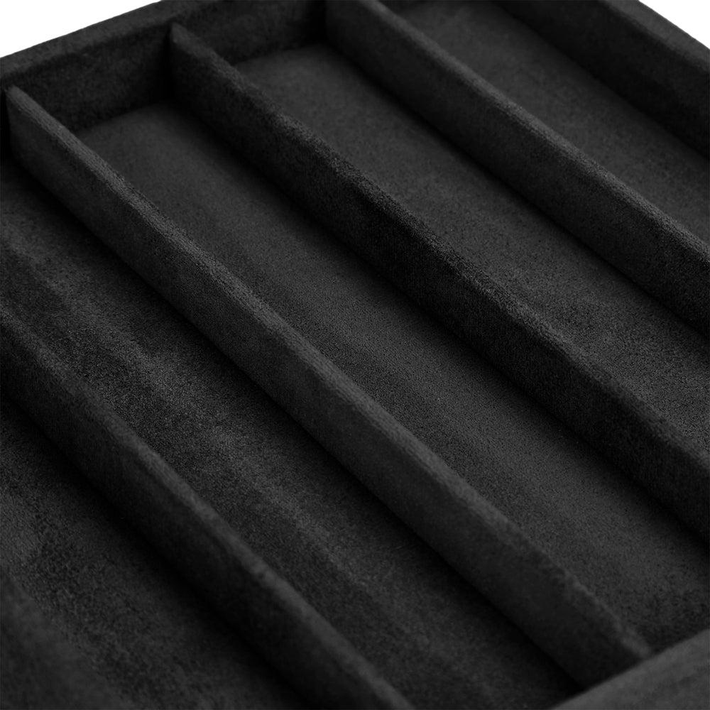Coffre fort biométrique et remontoir huit emplacements de la collection The Den, manufacture Wolf 1834, coloris noir. Zoom le revêtement en velours noir de l'un des compartiments à bijoux