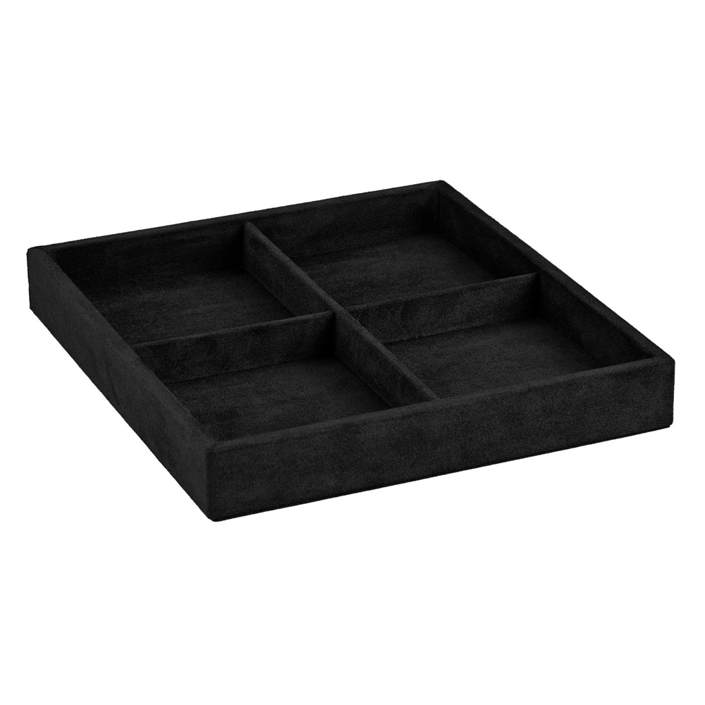 Coffre fort biométrique et remontoir huit emplacements de la collection The Den, manufacture Wolf 1834, coloris noir. Zoom sur un compartiment à bijoux avec quatre emplacements de forme carré