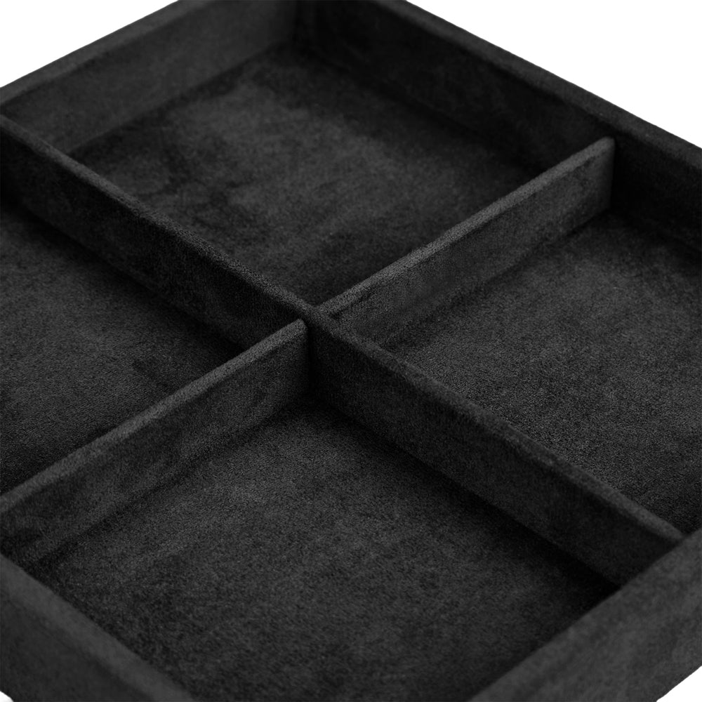 Coffre fort biométrique et remontoir huit emplacements de la collection The Den, manufacture Wolf 1834, coloris noir. Zoom le revêtement en velours noir du compartiment à bijoux avec quatre emplacements de forme carré