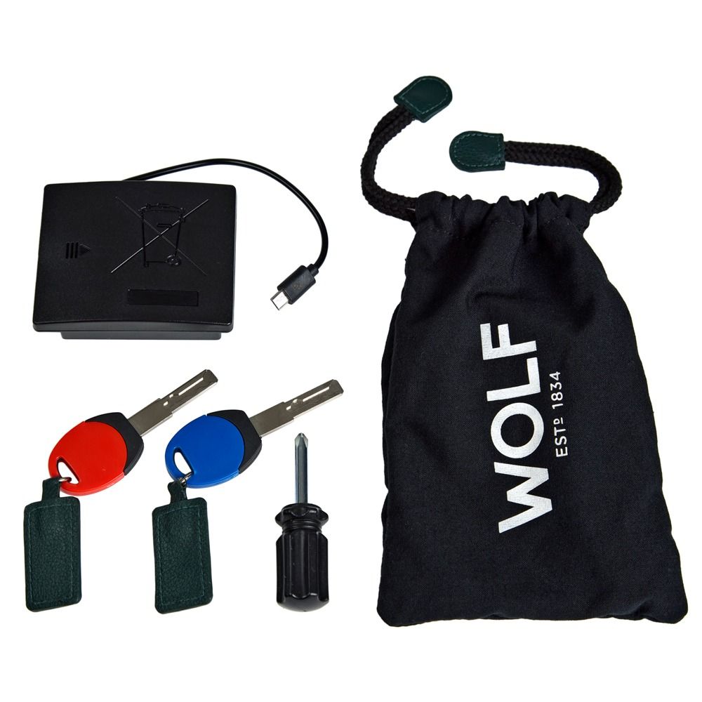 Coffre fort biométrique et remontoir huit emplacements de la collection The Den, manufacture Wolf 1834, coloris vert. Zoom sur la pochette d'accessoires et clés