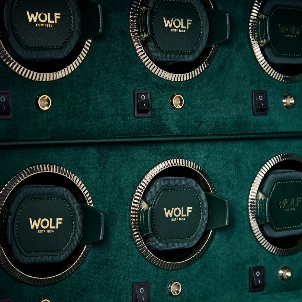 Coffre fort biométrique et remontoir huit emplacements de la collection The Den, manufacture Wolf 1834, coloris vert. Zoom sur les emplacements des remontoirs à montre
