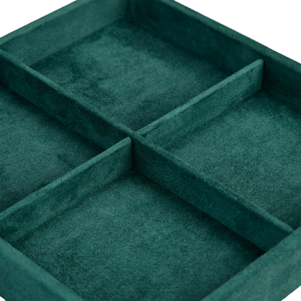 Coffre fort biométrique et remontoir huit emplacements de la collection The Den, manufacture Wolf 1834, coloris vert. Zoom sur le velours du compartiment à bijoux avec quatre emplacements de forme carré