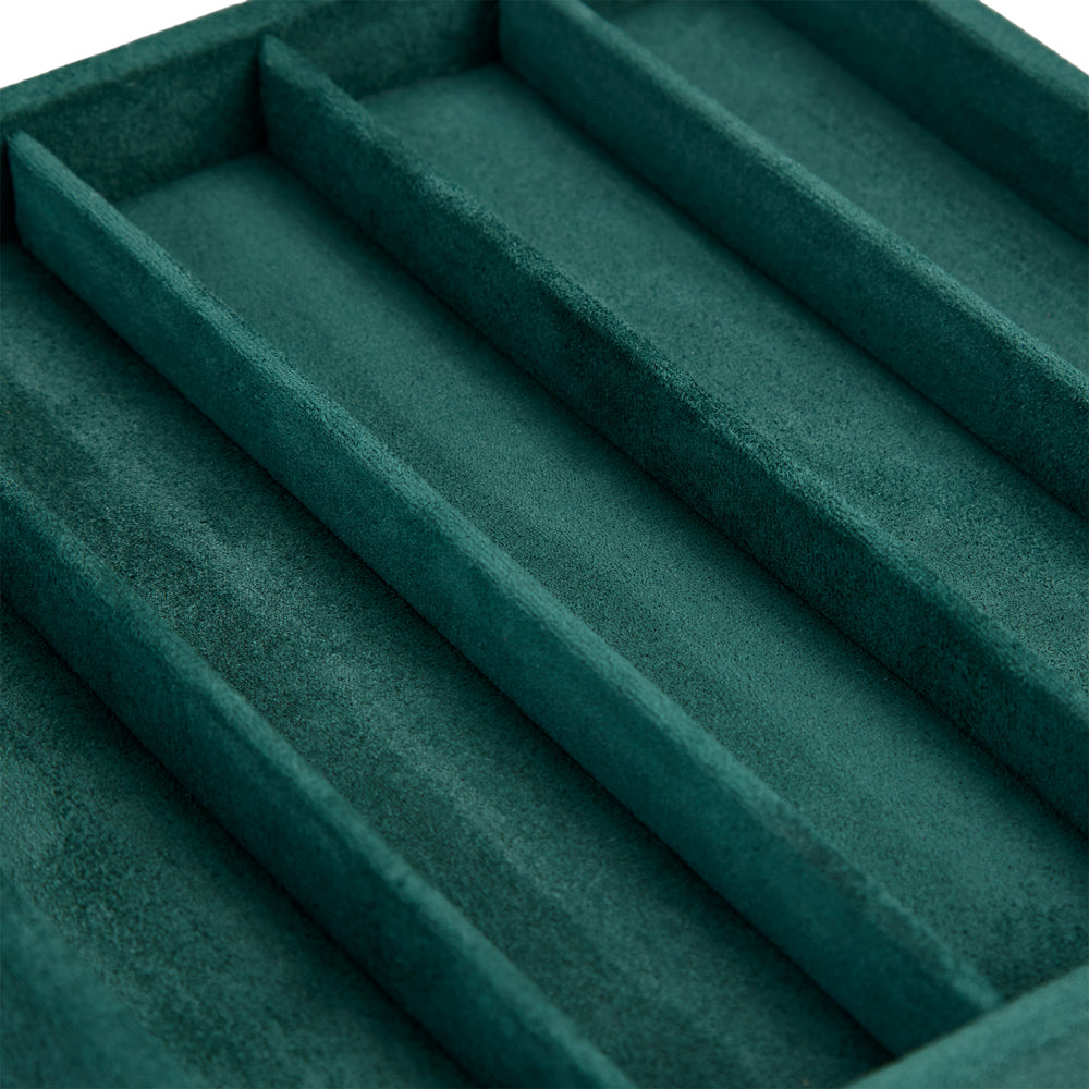 Coffre fort biométrique et remontoir huit emplacements de la collection The Den, manufacture Wolf 1834, coloris vert. Zoom le revêtement en velours du compartiment à bijoux