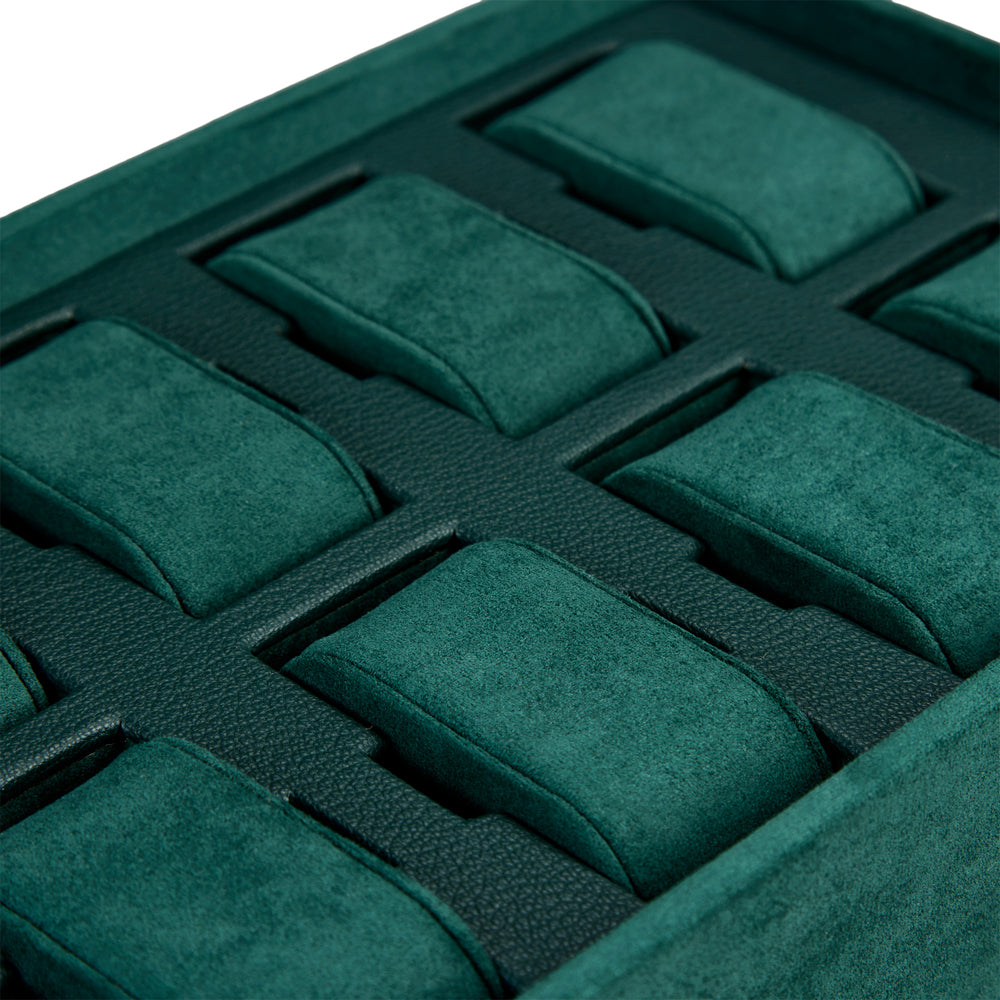 Coffre fort biométrique et remontoir huit emplacements de la collection The Den, manufacture Wolf 1834, coloris vert. Zoom sur l'un des tiroirs et ses emplacements pour montre