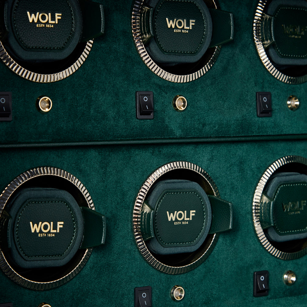 Coffre fort biométrique et remontoir huit emplacements de la collection The Den, manufacture Wolf 1834, coloris vert. Zoom sur les emplacements des remontoirs à montre