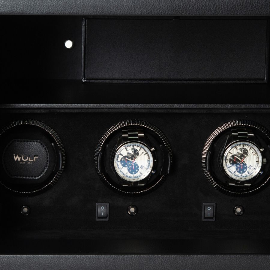 Coffre fort biométrique et remontoir quatre emplacements de la collection The Den, manufacture Wolf 1834, coloris noir. Zoom sur les emplacements des remontoirs, avec deux montres intégrés dans les emplacements