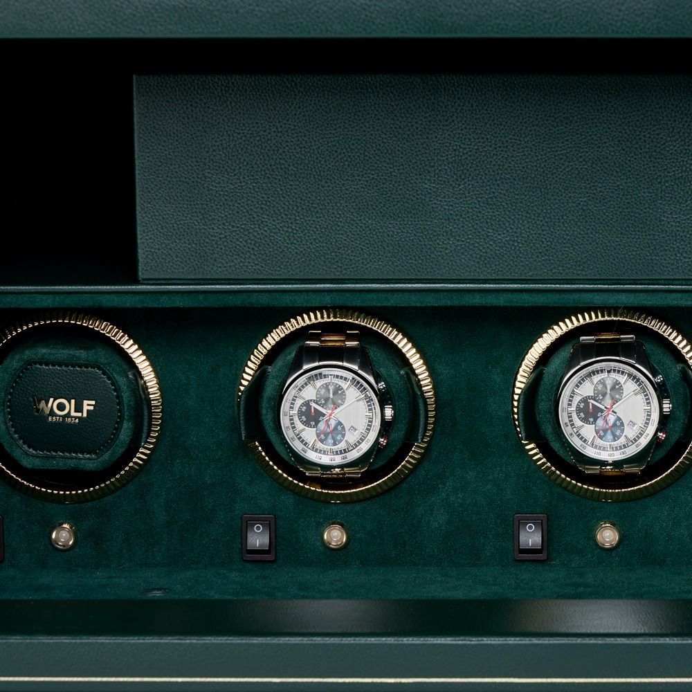 Coffre fort biométrique et remontoir quatre emplacements de la collection The Den, manufacture Wolf 1834, coloris vert. Zoom sur les emplacements des remontoirs, avec deux montres intégrés dans les emplacements