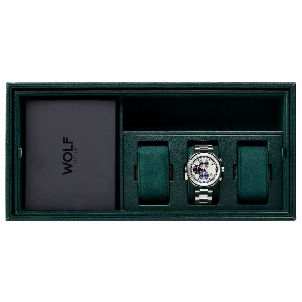 Coffre fort biométrique et remontoir quatre emplacements de la collection The Den, manufacture Wolf 1834, coloris vert. Zoom sur le compartiment de stockage à montre intégré dans le coffre fort
