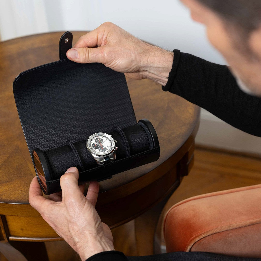 Étui à montres de voyage en cuir noir, de forme cylindrique, avec trois emplacements rembourrés et fermeture à rabat