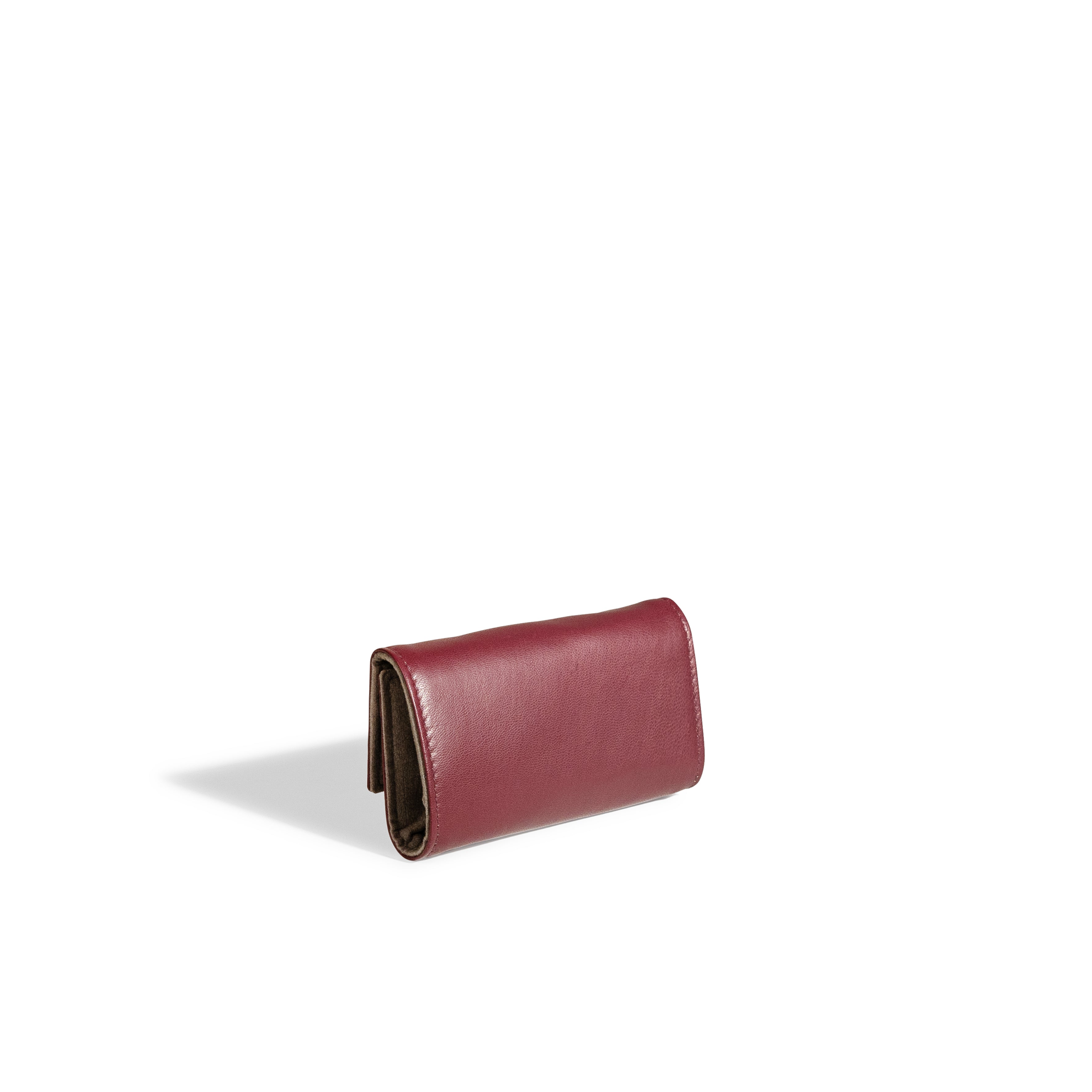 Pochette en cuir véritable Sienna, cuir véritable, bordeaux, vue fermée de dos posé sur la tranche