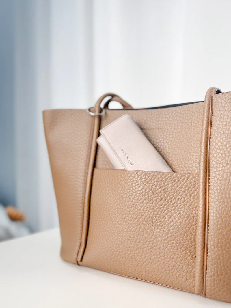 Pochette en cuir véritable Sienna, cuir véritable, beige cappuccino inséré dans un sac de couleur camel